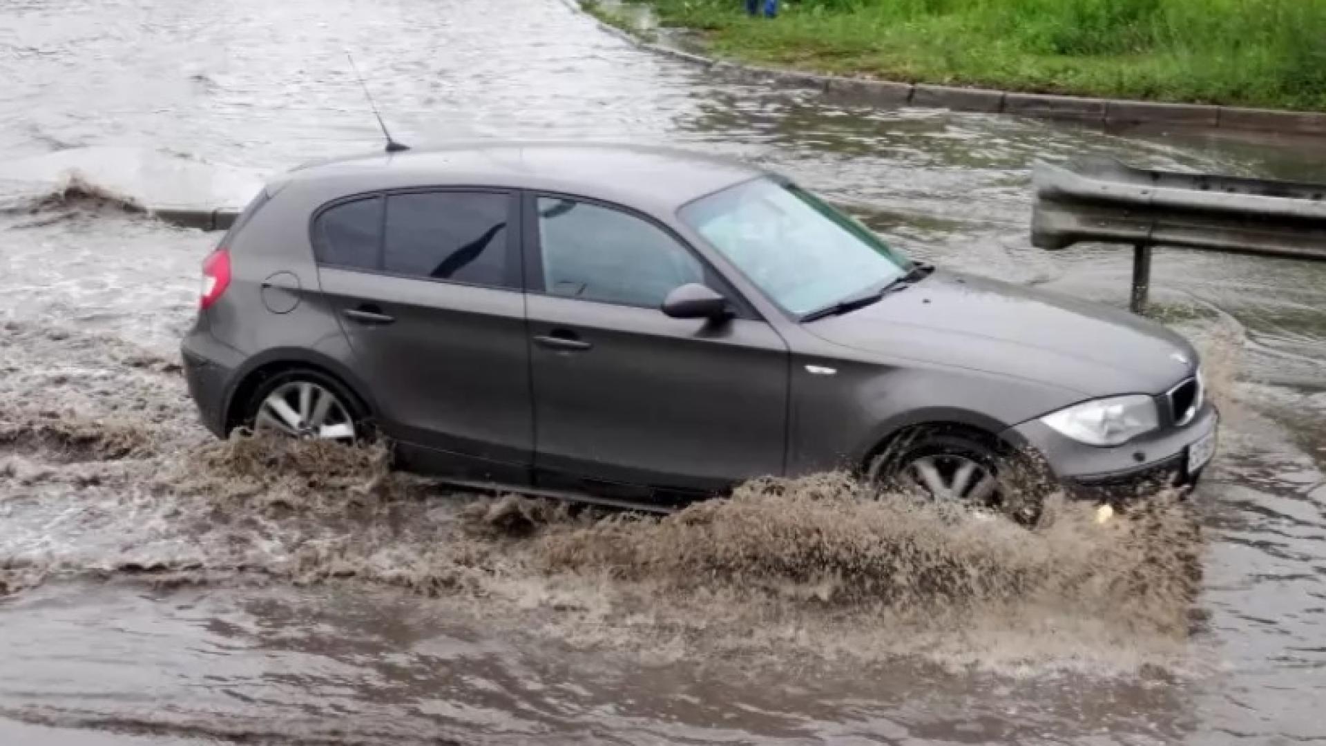 5 съвета за шофьорите как да преминат през дълбока локва