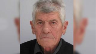 Виждали ли сте този дядо, търсят го под дърво и камък СНИМКИ