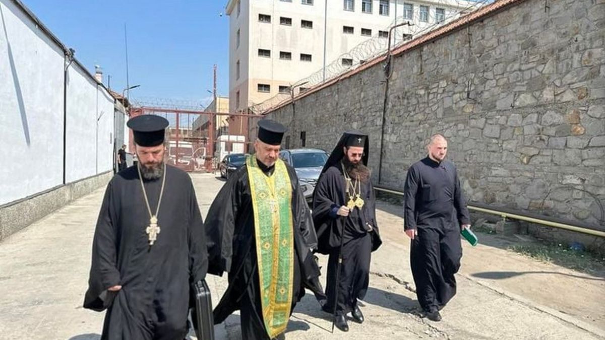 Новоизбраният сливенски митрополит влезе в затвора СНИМКИ