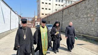Новоизбраният сливенски митрополит влезе в затвора СНИМКИ