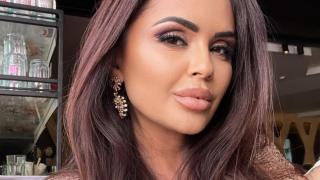 Сестрата на Преслава запали пожар с тези секси пози от плажа СНИМКИ 18+