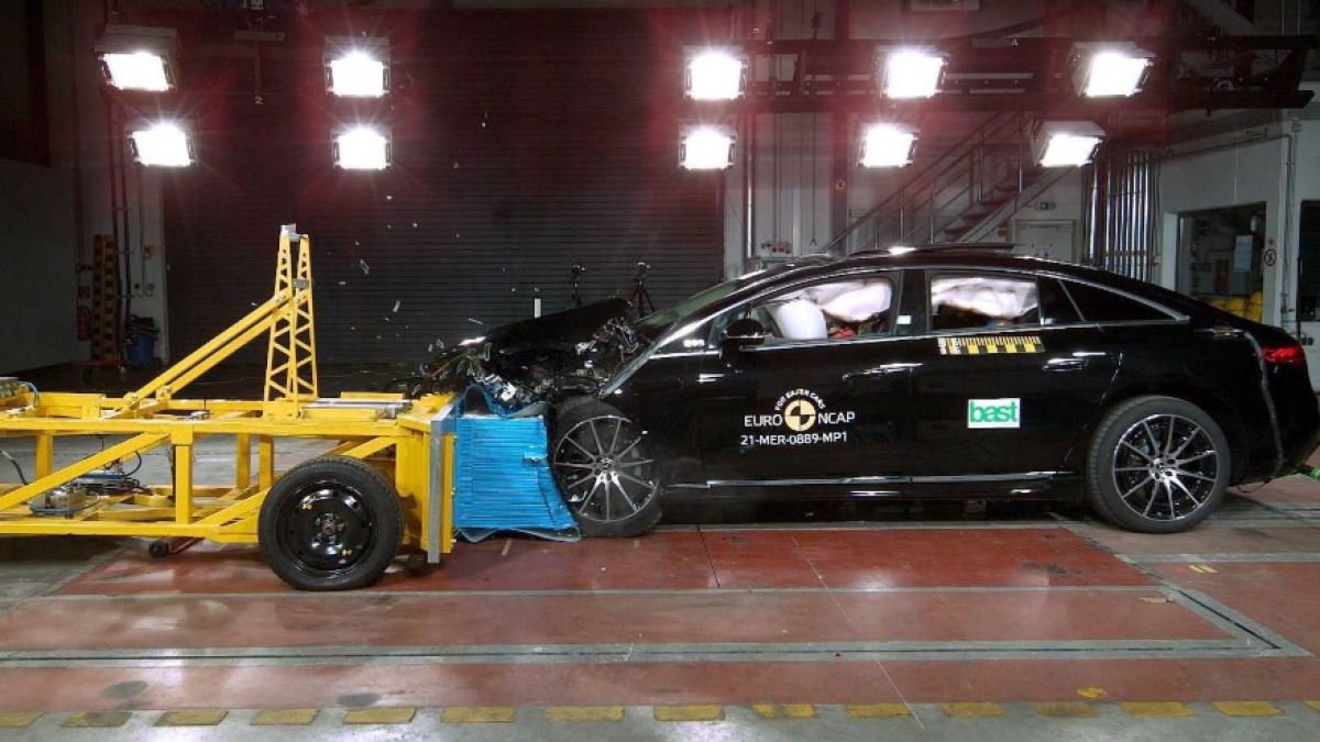 Новият Mercedes-Benz E-Class удиви експертите в краш тестове ВИДЕО