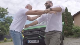 Брутално ВИДЕО: Кеч шампион слезе от колата и тръшна наш влогър