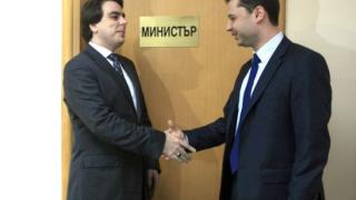 Задочен спор: Добрев и Василев се хванаха за гушите, ето защо 