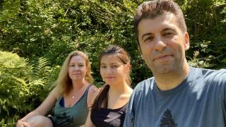 Кирил Петков се щранка с Линда и една от дъщерите си от неочаквано място 
