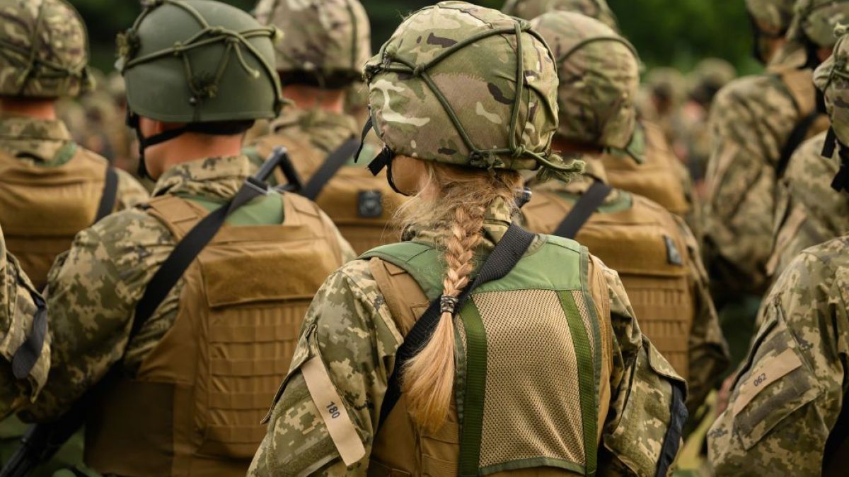 Мобилизират украинките по нови правила - ще има глоби и гонене от работа 