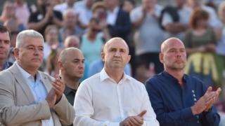 Разрухата на пилона на Румен Радев започна, спешно трябва ремонт СНИМКИ