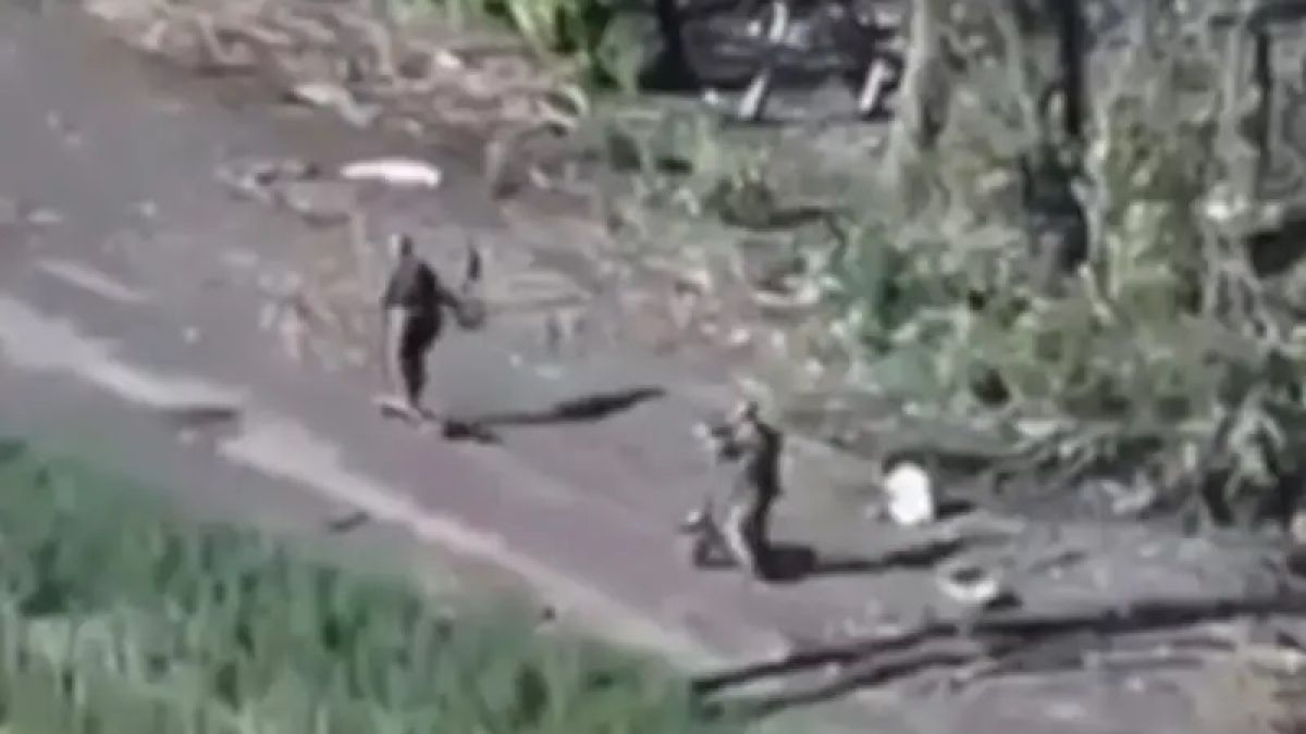 Руските военни яко яхнаха тротинетките в Украйна ВИДЕО