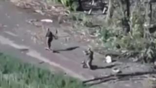 Руските военни яко яхнаха тротинетките в Украйна ВИДЕО