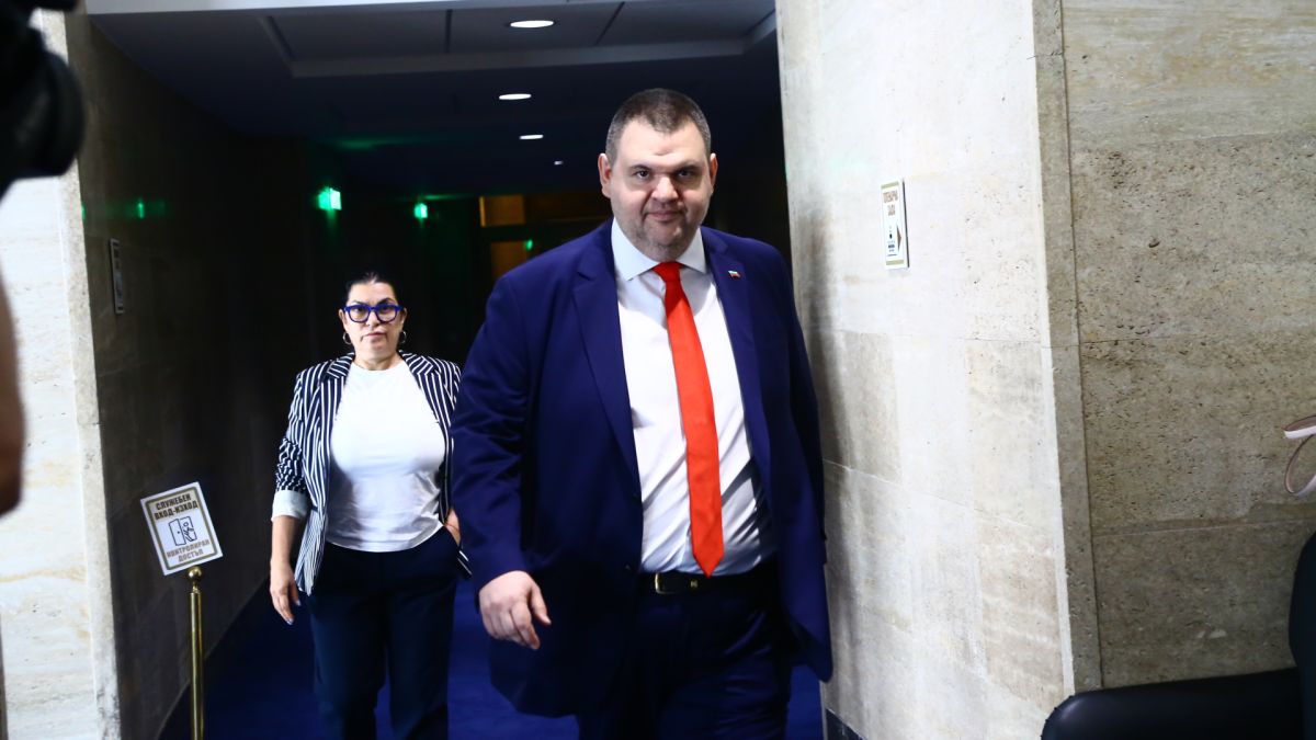 Ексклузивно! Пеевски разкри за нови тайни срещи на ПП-ДБ в офиса на Христо Иванов! Готви се коалицията на Москва!