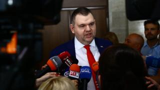 Пеевски разобличи гореща френска връзка на шефката на ЦИК с бивш министър БЛИЦ Live
