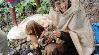 Жена беше вързана с верига за дърво в джунглата и оставена да умре от бившия си мъж ВИДЕО 18+