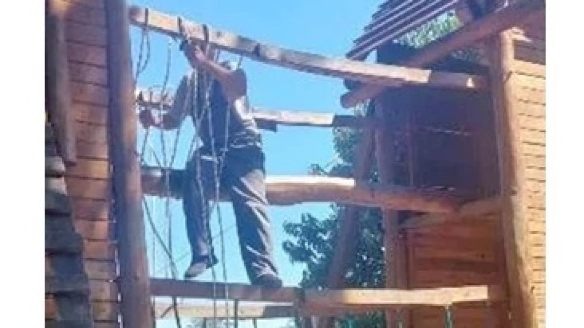Вандали заложиха опасен капан на детска площадка в Стамболийски СНИМКИ