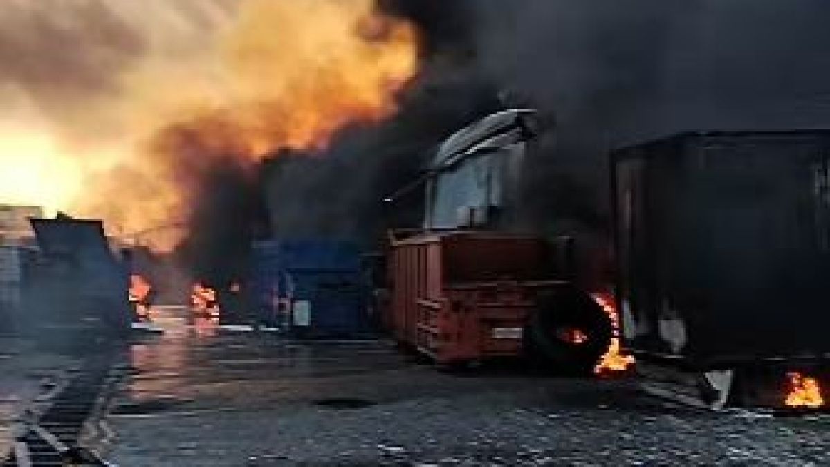 Гори голям завод край Пловдив, чуват се взривове! Зрелищни СНИМКИ
