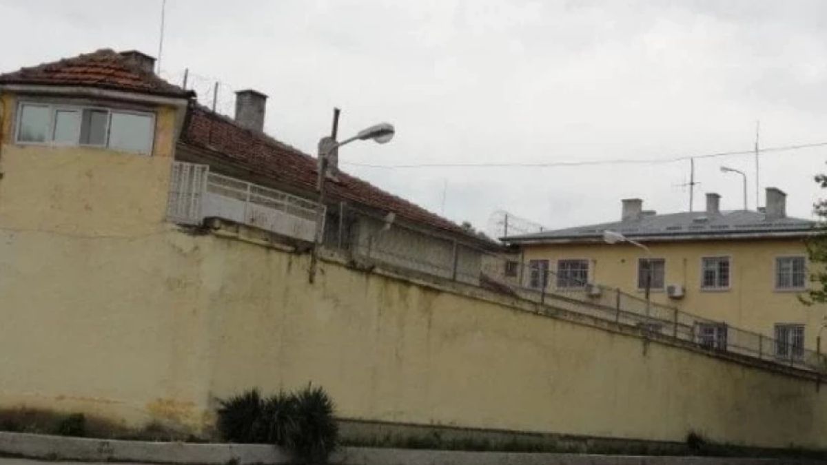 Затворник подхвърли голям подкуп на надзирател в Пловдив, поиска...