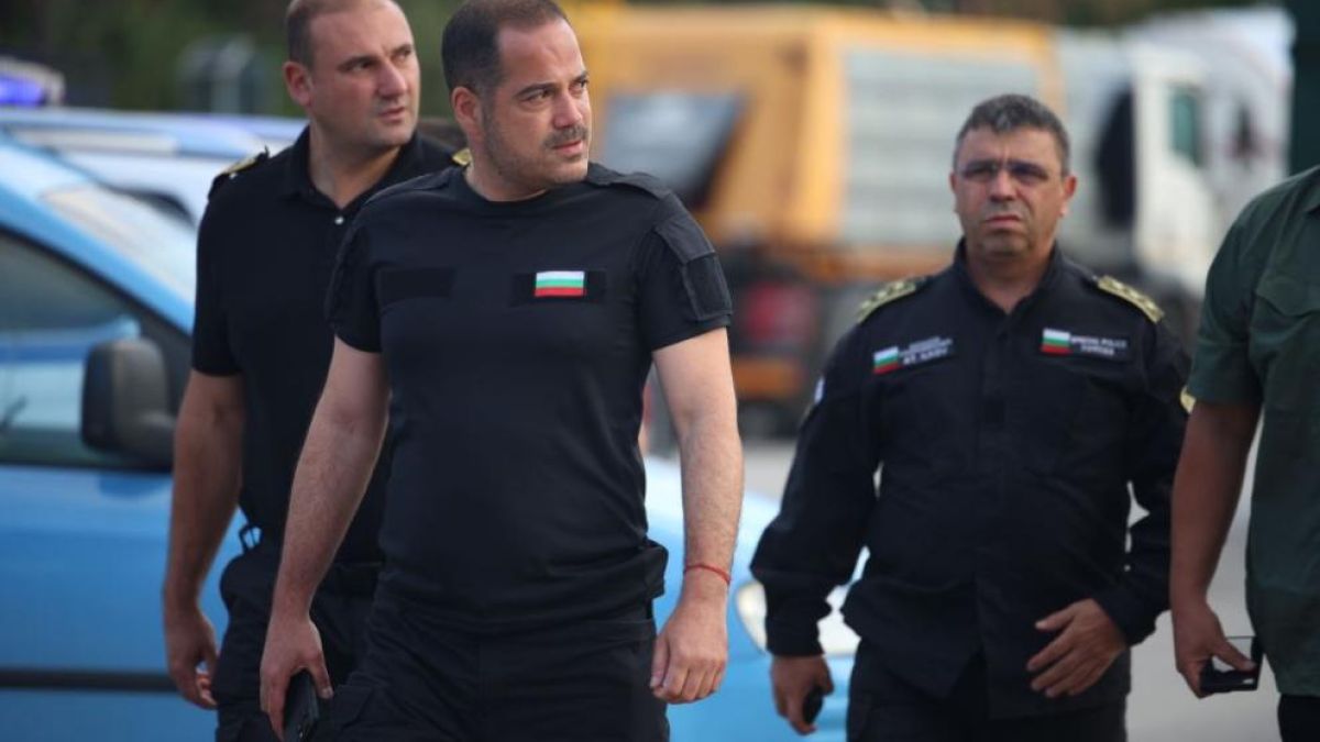 Вътрешният министър отпраши по спешност към границата, за да...
