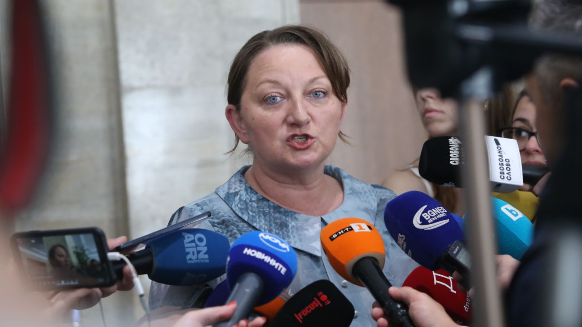 Сачева за дерибеите на Доган: Непрекъснато се занимават с назначения и личности