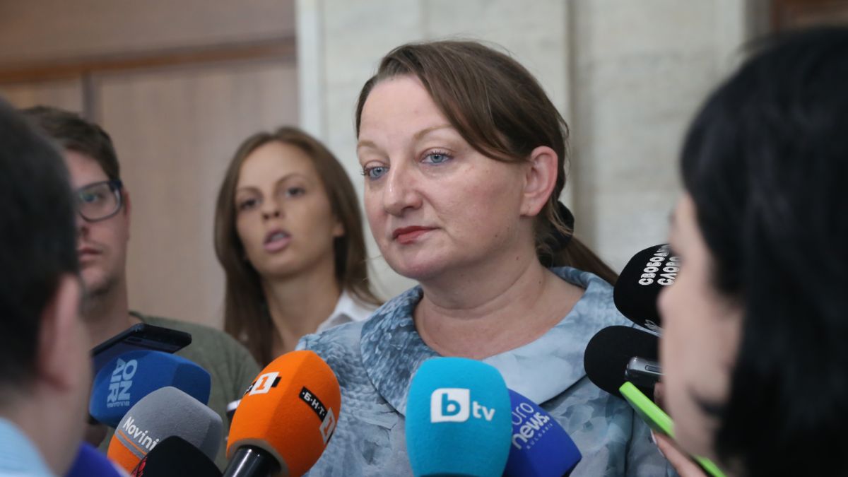  Сачева разобличи злоупотребата със страховете на хората и призовава Радев за ясни отговори