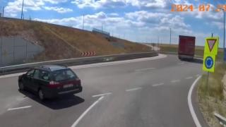 Роден шофьор се помисли за британски лорд, какво сътвори на кръгово? ВИДЕО 