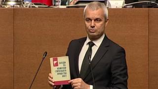 Костадинов извади свещена книга за ген. Атанасов и го прати в генезиса му СНИМКИ