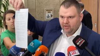 Делян Пеевски предостави на медиите списък на “касиерите” на мистър Кеш Радев и Копринков в енергетиката ВИДЕО