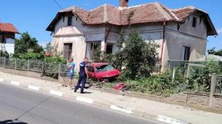 Джигит взе на таран къща с колата си след гонка с полицаите 