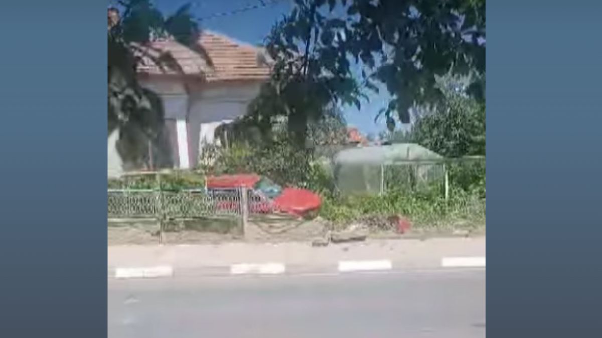 Бясна гонка в Монтанско завърши със свиреп удар в къща, а шофьорът се оказа... СНИМКИ
