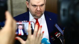 Пеевски: Мистър "Кеш" се пече на морето в чужбина с антуража си