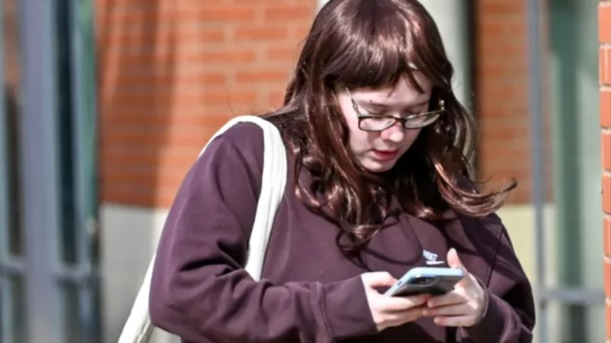 Дадоха на съд полицайка, която е правила секс с 15-г. ученичка СНИМКИ