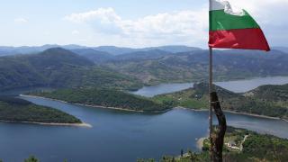 Ужасяващ инцидент край Кърджали, туристка полетя от стръмен скат