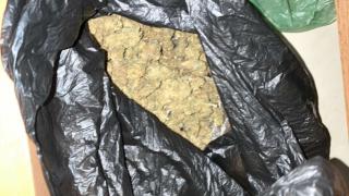 Полицаи обискираха жилището на известен кримигерой от Бургас и се хванаха за главите от видяното СНИМКИ