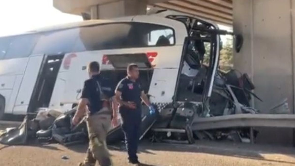 Автобус се натресе в колона под мост, 11 загинаха ВИДЕО