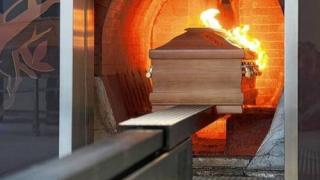 Жена възкръсна в ковчега си, преди да я кремират Видео