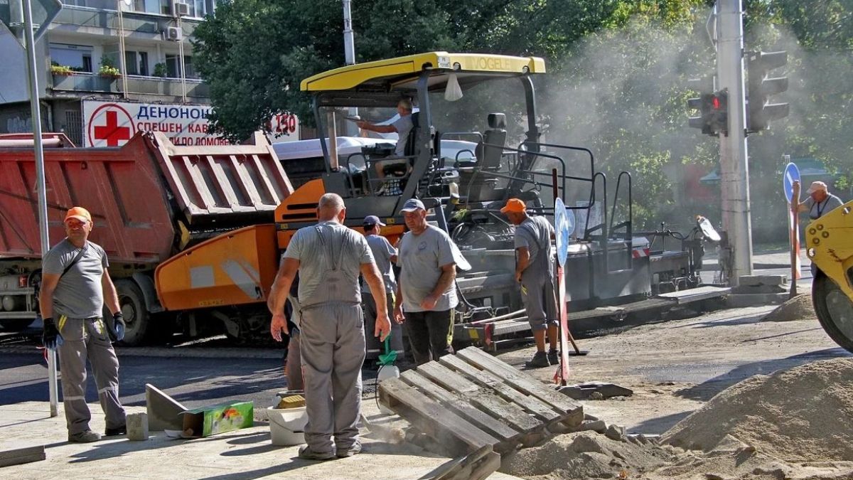 Новият асфалт на този булевард ще издържа на плюс 60°C СНИМКИ