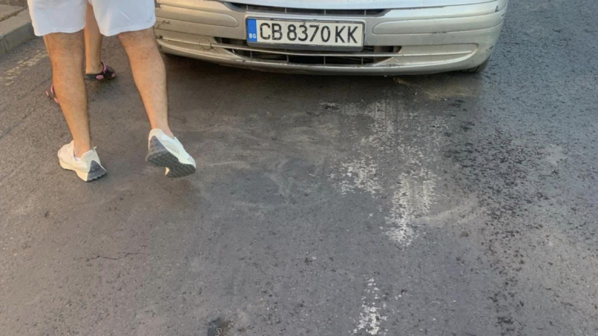 Шофьор блъсна умишлено кола с бебе и избяга, а преди това... СНИМКА