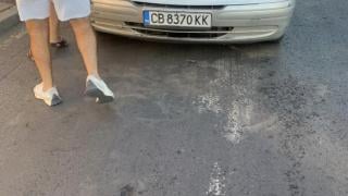 Шофьор блъсна умишлено кола с бебе и избяга, а преди това... СНИМКА