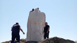 Монтираха величествения монумент на цар Иван Александър на крепостта Русокастро СНИМКИ