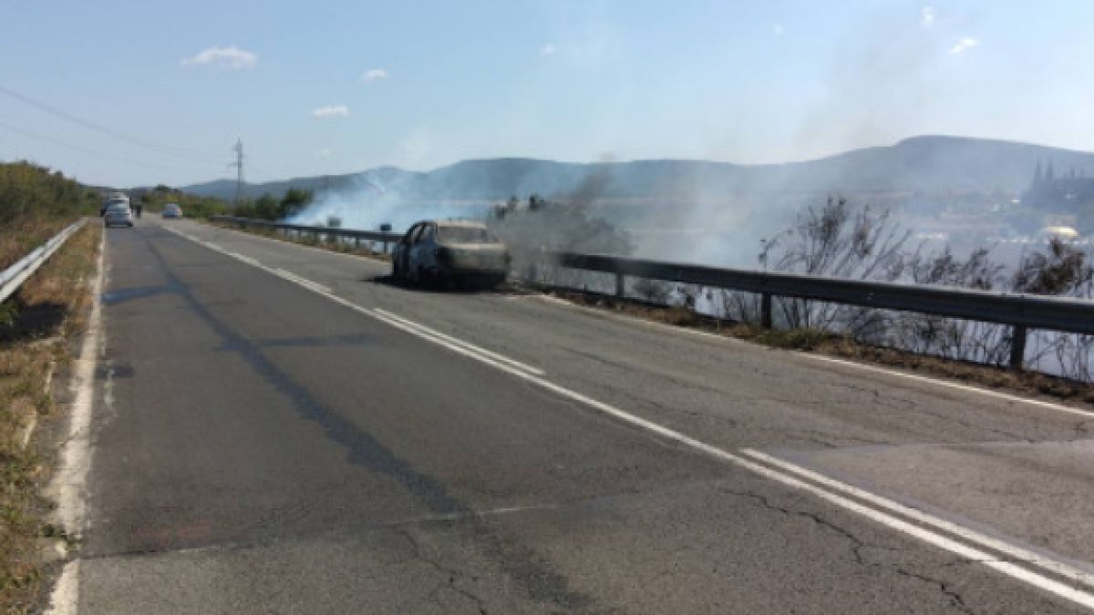 Огнен ад в Бургаско, затвориха ключова отсечка СНИМКИ
