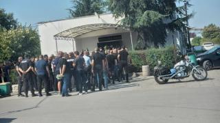 Погребаха убития от 7-г. си син Филипов: Стотици полицаи оставиха върху ковчега му... СНИМКИ