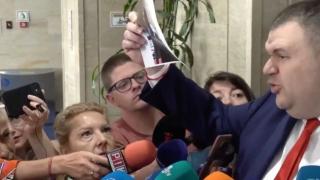 Пеевски показа СНИМКА на човека, който всеки ден е в парламента от името на мистър "Кеш" БЛИЦ Live