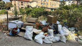 Урина и гнусотия: Дори не доближавайте това място във Враца СНИМКИ