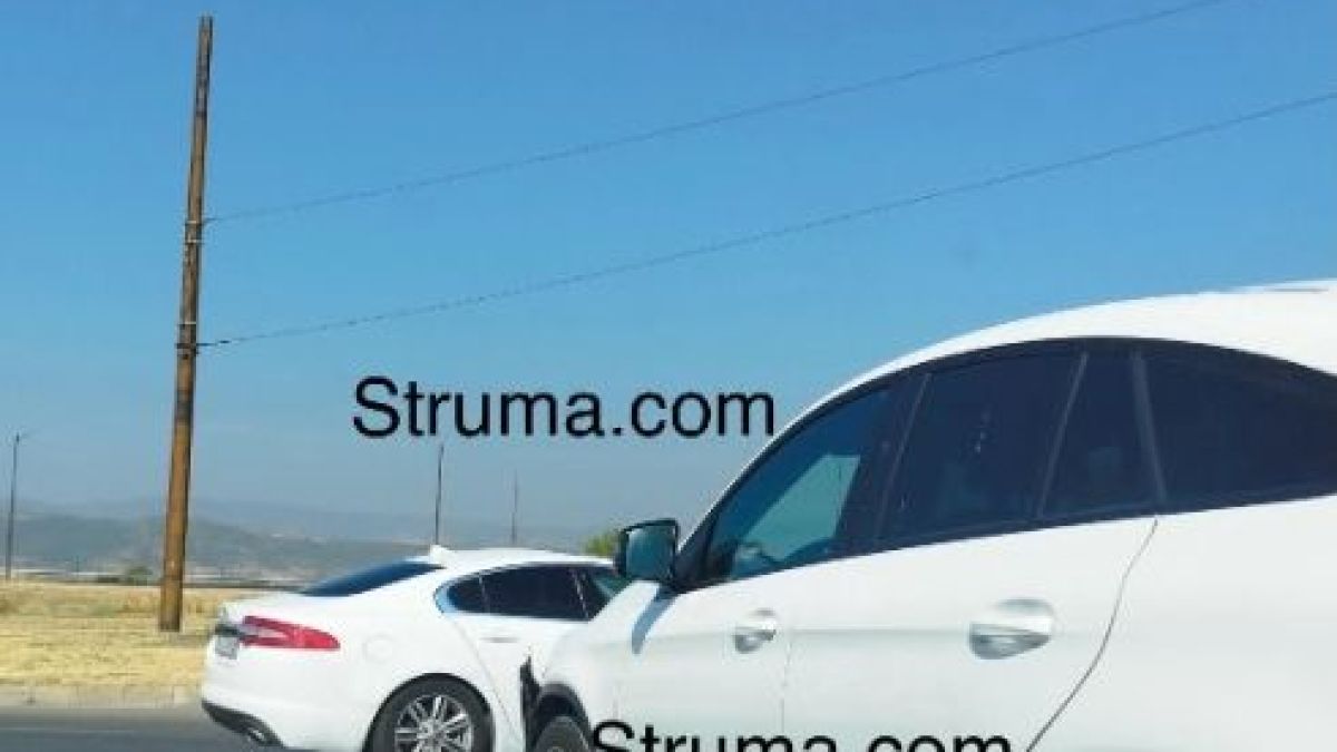 Сеир в Благоевград! Помляха се бели луксозни автомобили СНИМКИ