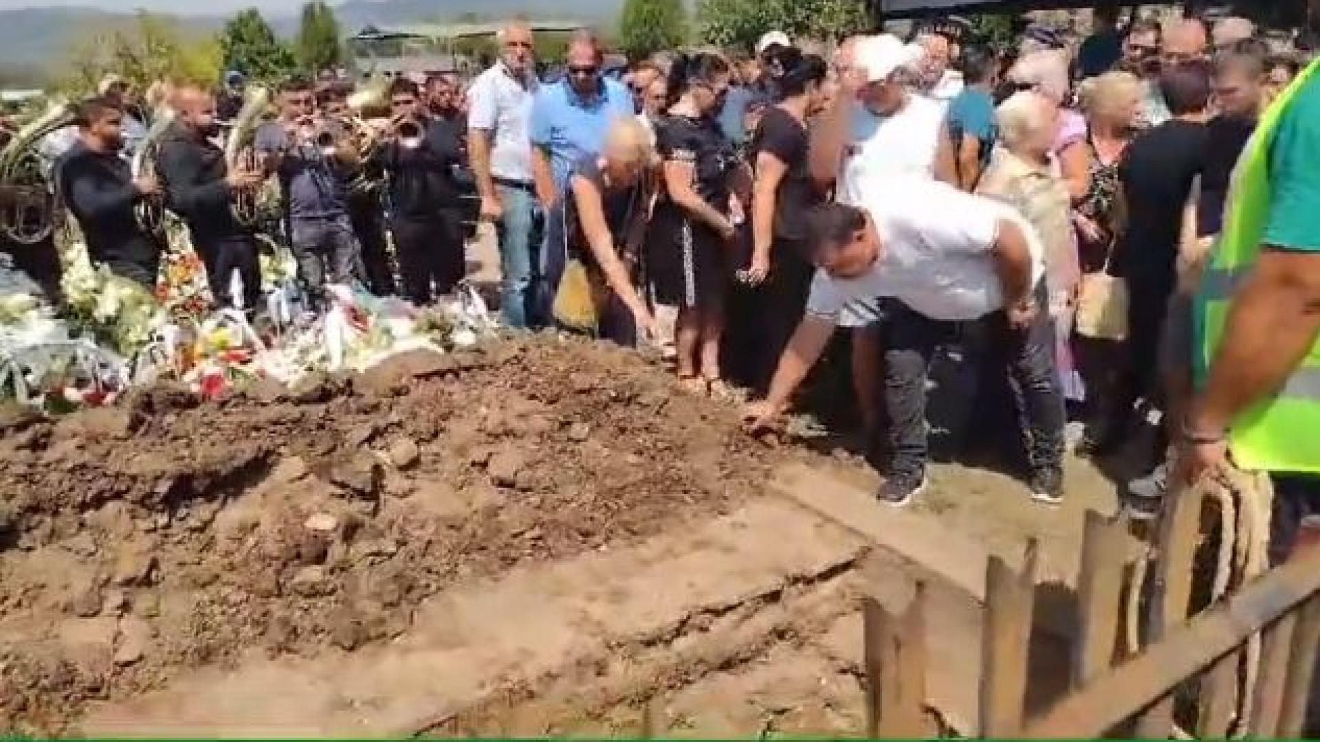 Почина сценаристът на „Горещ вятър“, погребаха го с култовата песен от сериала ВИДЕО