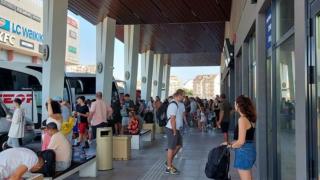 Какво става? Новата автогаричка на Варна се пръска по шевовете СНИМКА