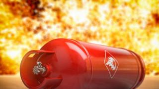 Дограма полетя от осми етаж в Хасково след страшен взрив на газова бутилка