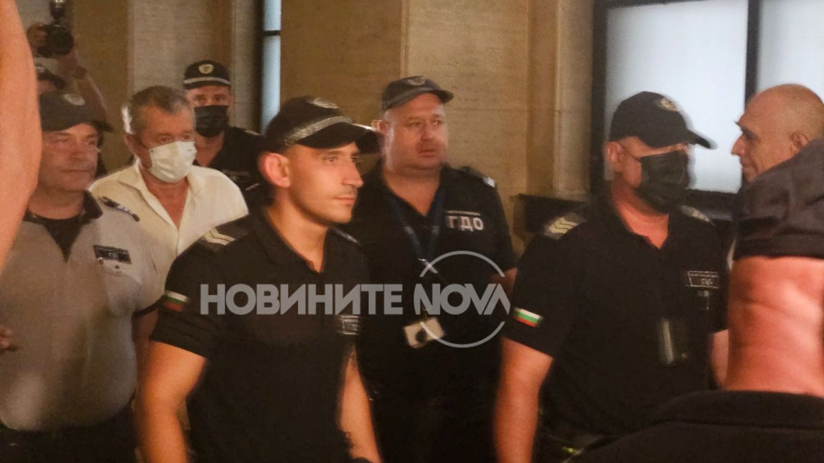 Вълка влезе окован в съда СНИМКИ 