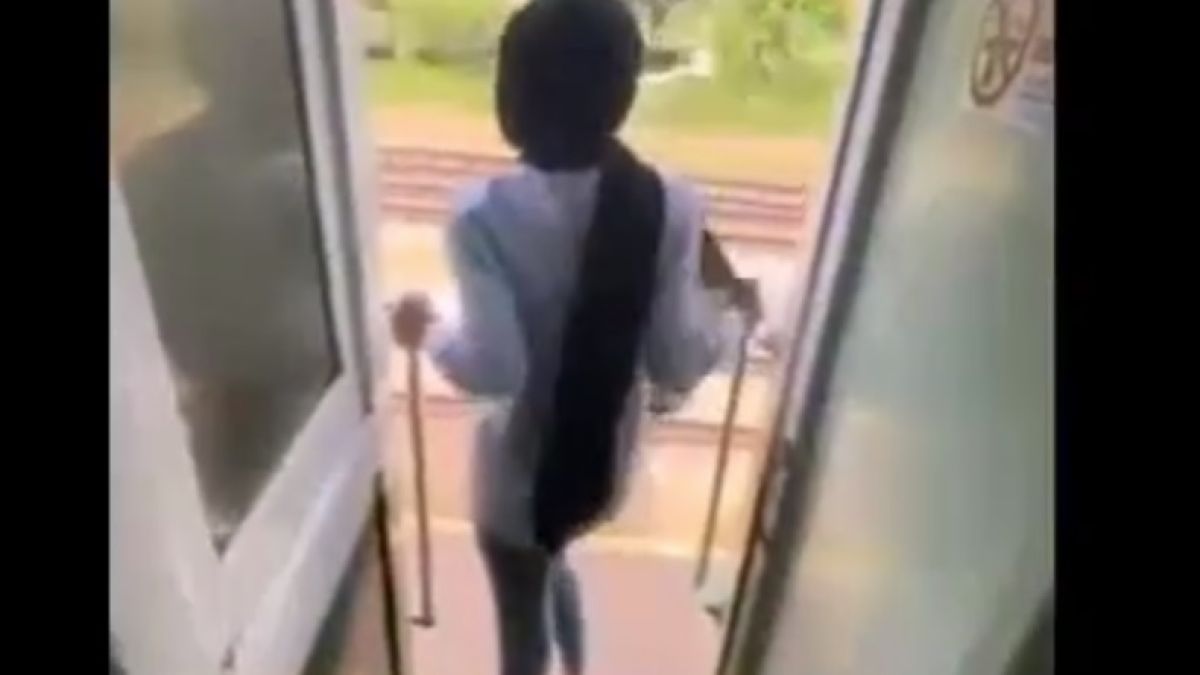 ВИДЕО запечата как девойка си изпати, позирайки на вратата на заминаващ влак