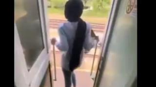 ВИДЕО запечата как девойка си изпати, позирайки на вратата на заминаващ влак