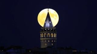 Нещо уникално се появи в небето по време на Синята суперлуна СНИМКИ 