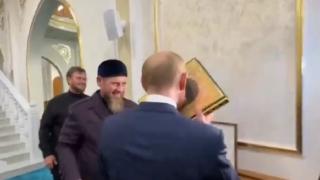 Пазителят на православието Путин целуна Корана пред Кадиров ВИДЕО